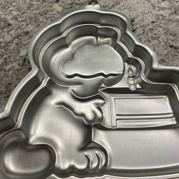 Wilton Garfield Character Cake Pan - Picture 5 of 6